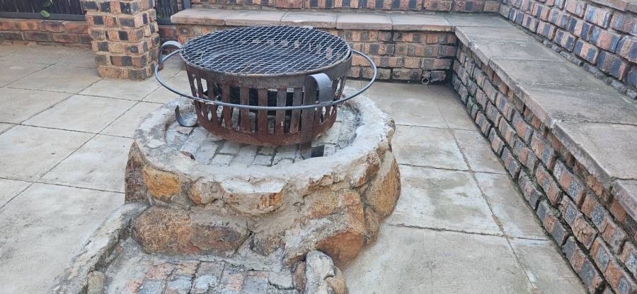 5 Bedroom Property for Sale in Langenhovenpark Free State